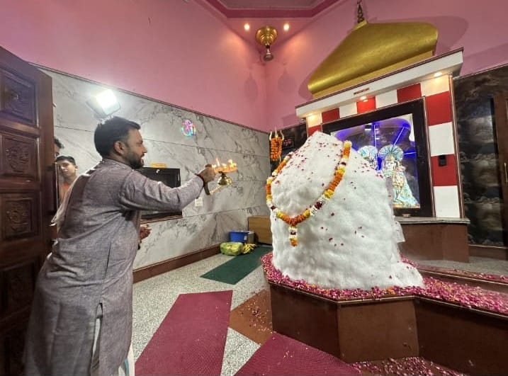 Devotees thronged Shiva temples on the last Monday of Shravan, performing Rudrabhishek and seeking the blessings of Bholenath.
