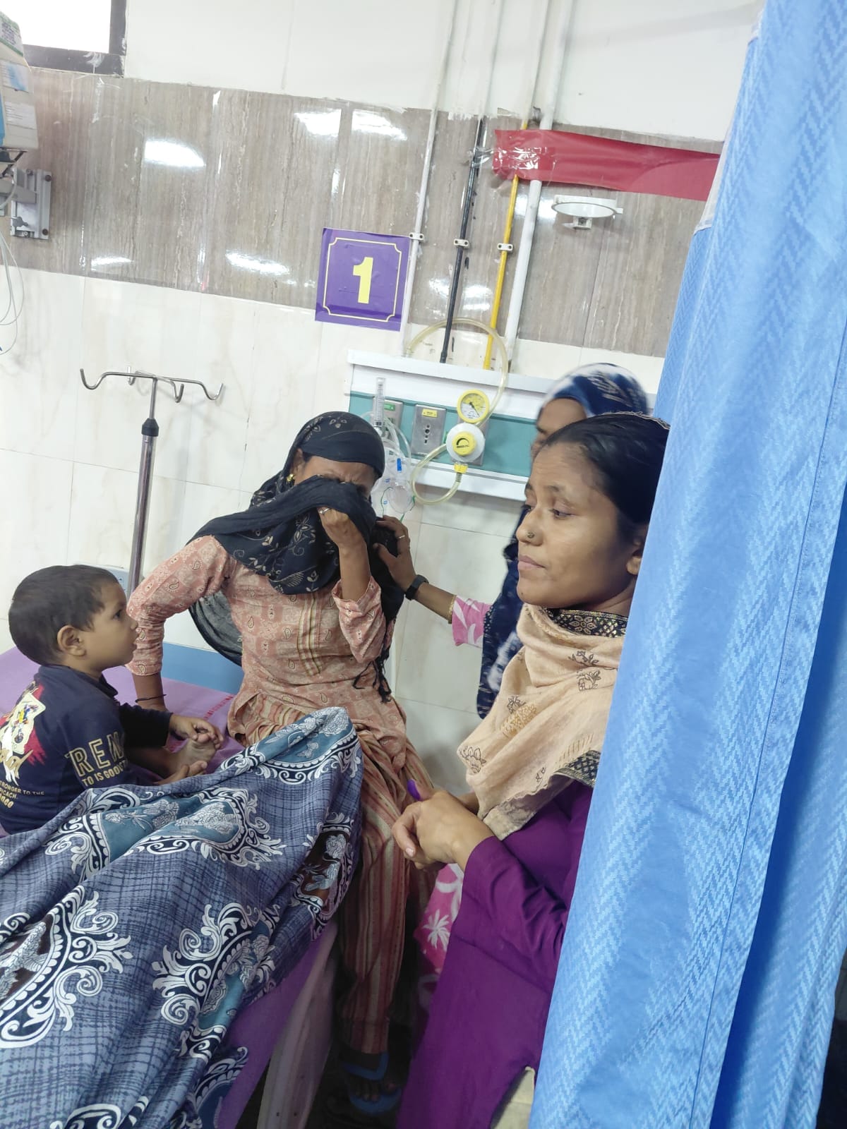 कुरुक्षेत्र। लोकनायक जयप्रकाश जिला नागरिक अस्पताल में विलाप करती अरमान की मां। संवाद