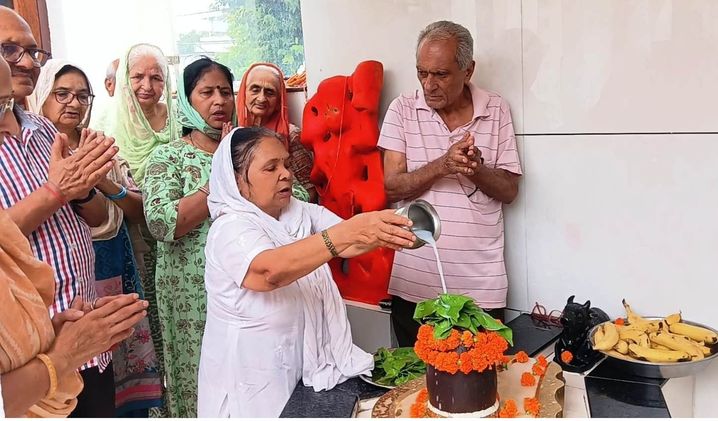 कुरुक्षेत्र। प्रेरणा वृद्धाश्रम में भगवा शिव की आराधना करते बुजुर्ग। स्वयं