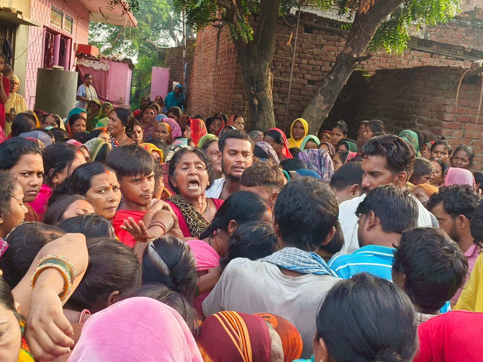 करमेल गांव में अभिषेक का शव पहुंचने पर रोते बिलखते परिजन, जुटी भीड़ ने दी श्रद्धाजंलि