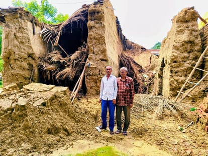 करनाईपुर क्षेत्र के कहली गांव मे बारिश से धराशायी हुआ कच्चा मकान