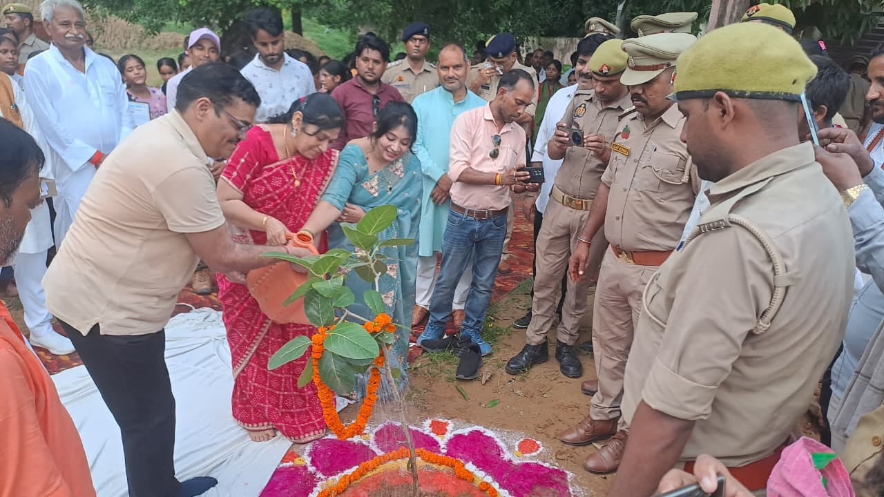कार्यक्रम के दौरान मौजूद महिलाएं व किशोरियां
