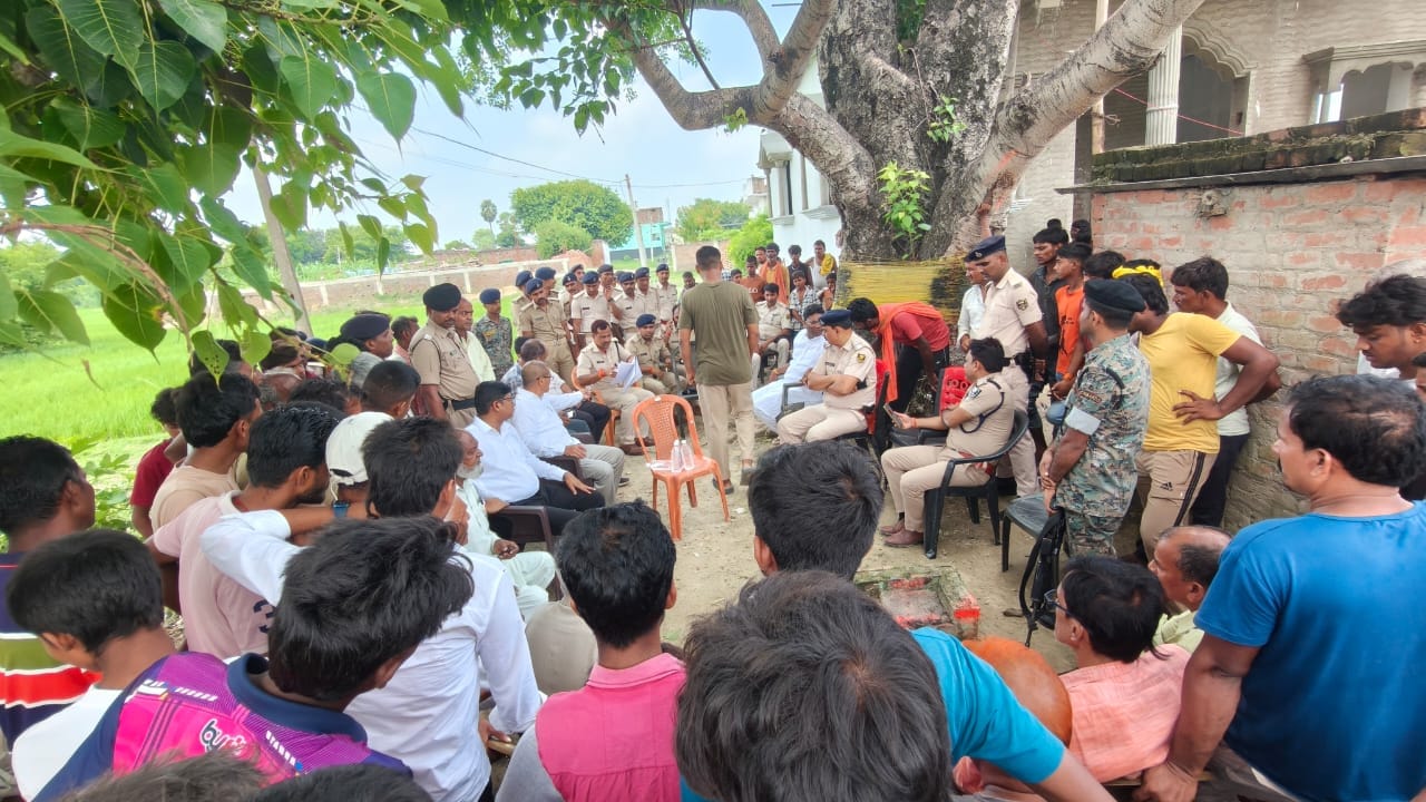 शांति समिति की बैठक के दौरान की तस्वीर।