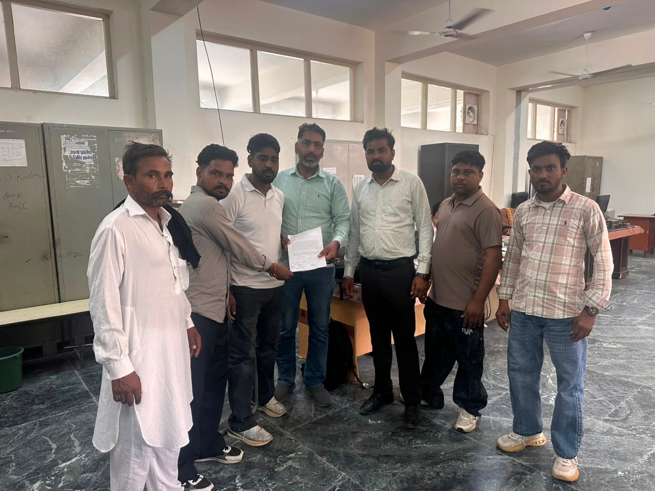 खंड शिक्षा कार्यालय में गांव बोड़ा के सरकारी मिडल स्कूल में अध्यापकों की कमी का मांग पत्र देते 