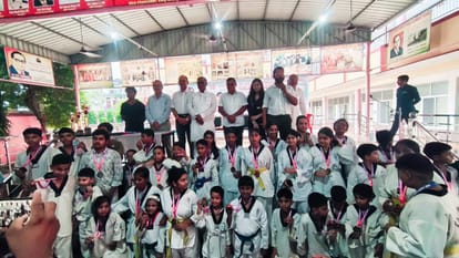 खेल राज्यमंत्री गिरीश चंद्र यादव के साथ ताइक्वांडो चैंपियनशिप में शामिल प्रतिभागी। आयोजक