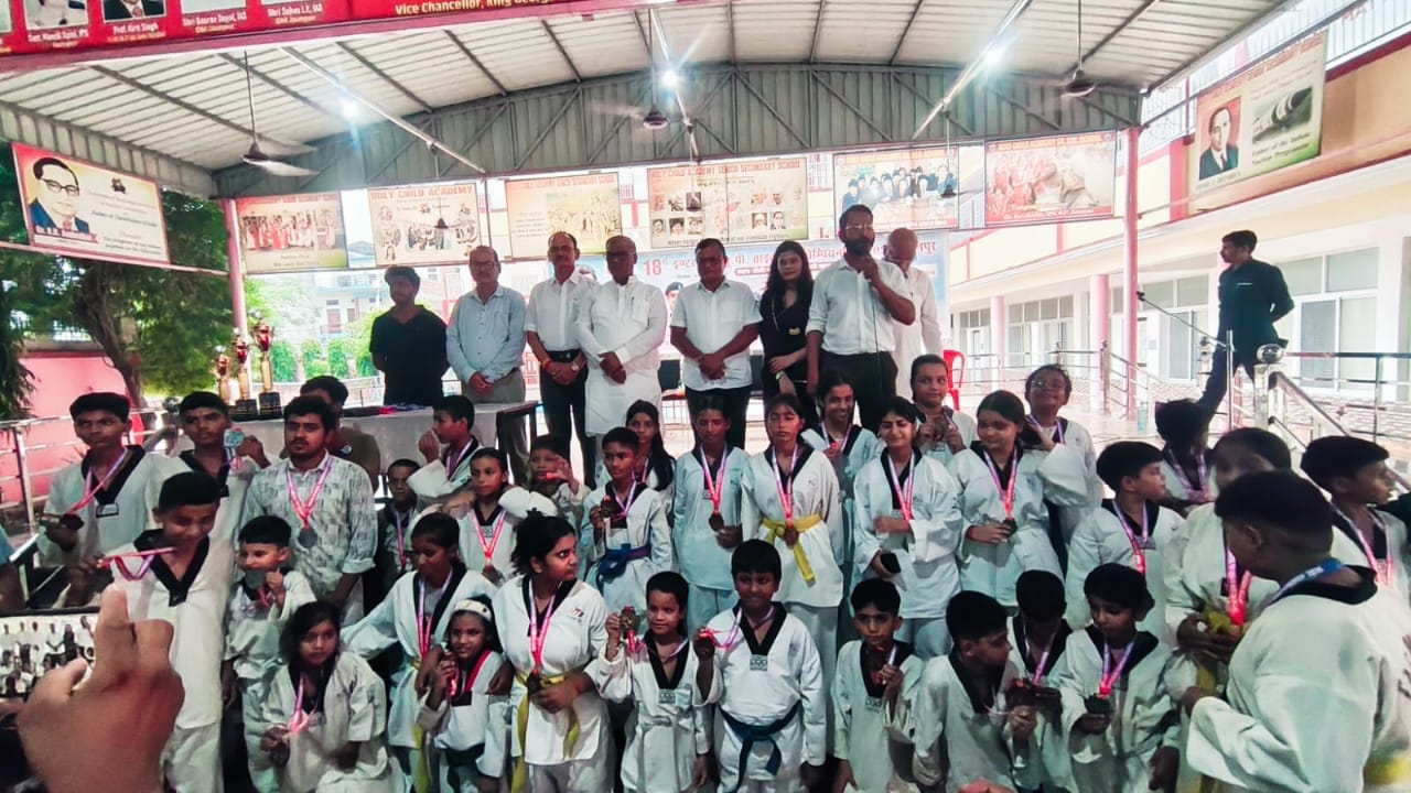 खेल राज्यमंत्री गिरीश चंद्र यादव के साथ ताइक्वांडो चैंपियनशिप में शामिल प्रतिभागी। आयोजक
