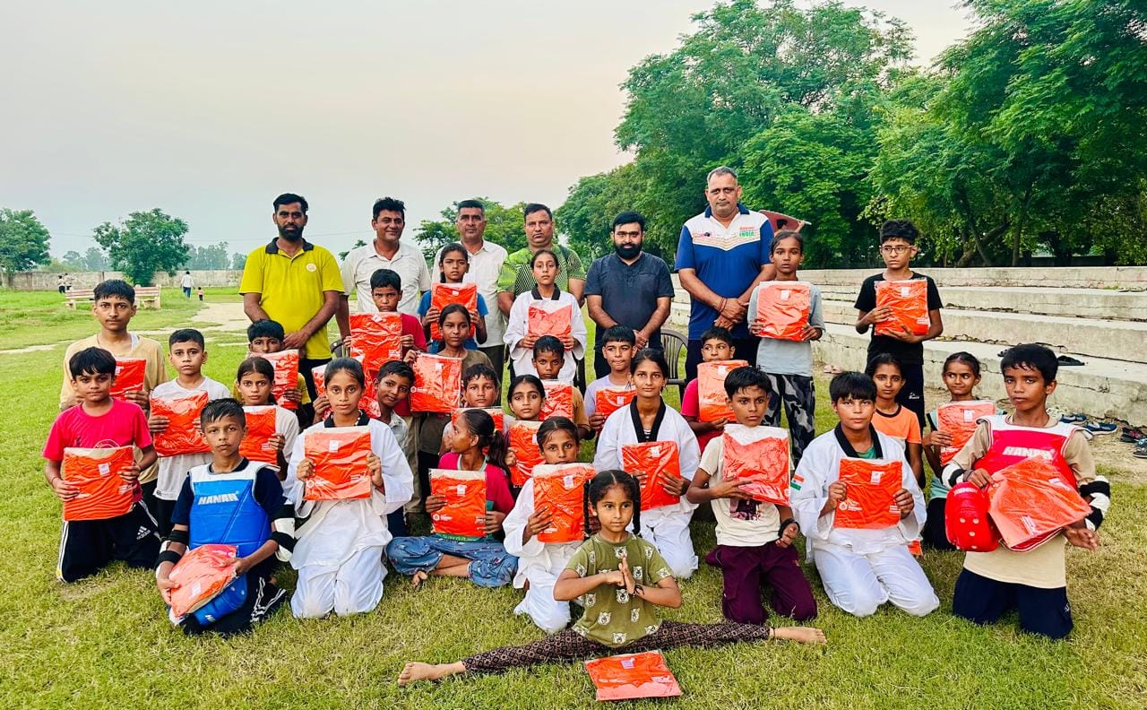 खिलाड़ियों को किट भेंट करते हुए खेल विभाग व जिंदल हाउस के प्रतिनिधि। विज्ञप्ति