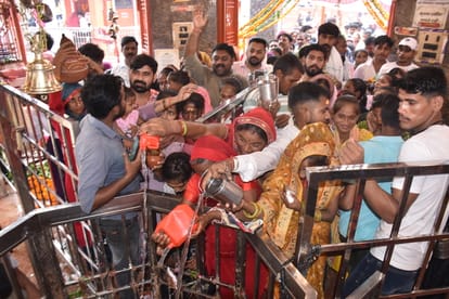 खेरेश्वर  महादेव मंदिर में जलाभिषेक करते श्रद्धालु।