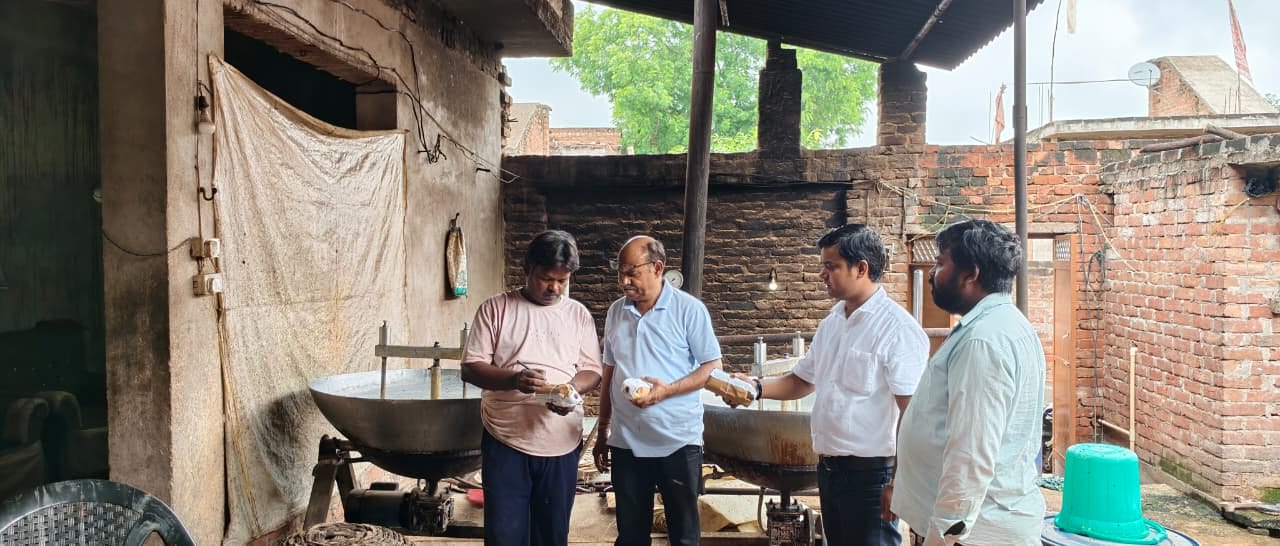 खाद्य पदार्थों के नमूने लेती खाद्य सुरक्षा विभाग की टीम। स्रोत:प्रशासन