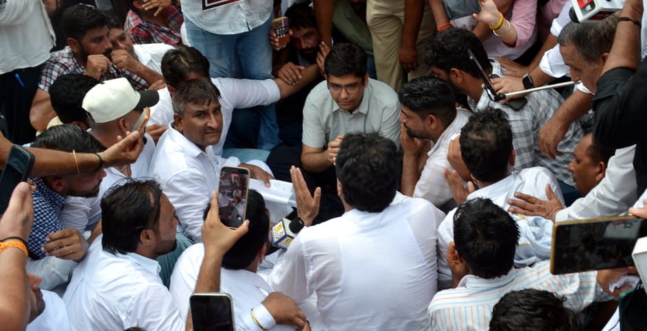 Protest lasting over three and a half hours; slogans raised against the Union Minister, MLA, and police.