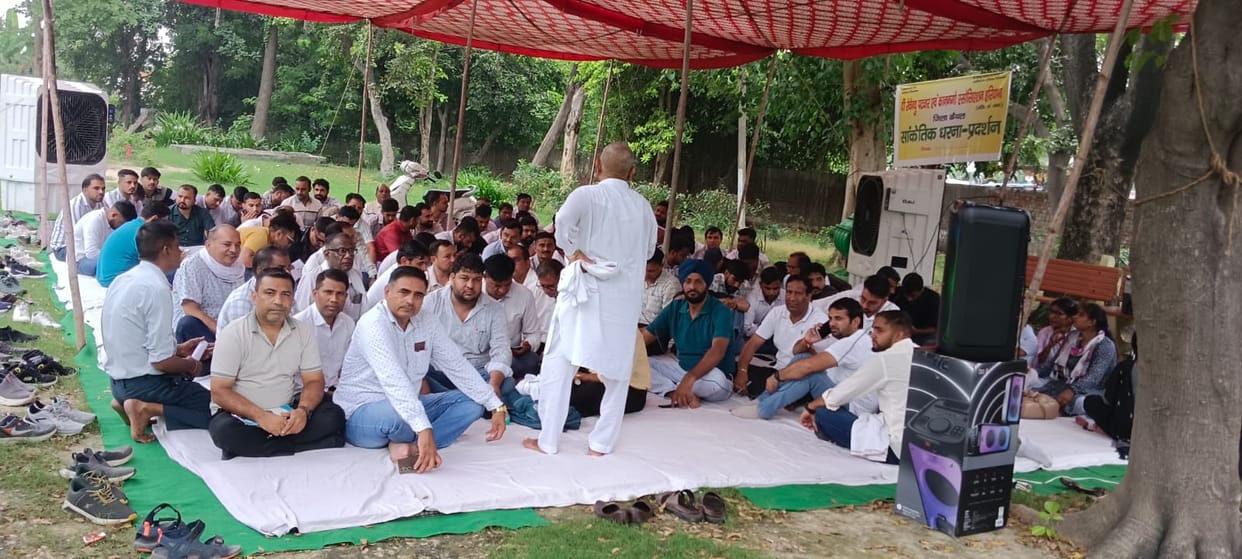 Patwaris have extended their strike by another two days; two officials a Tehsildar and a Naib Tehsildar have also come out in support.