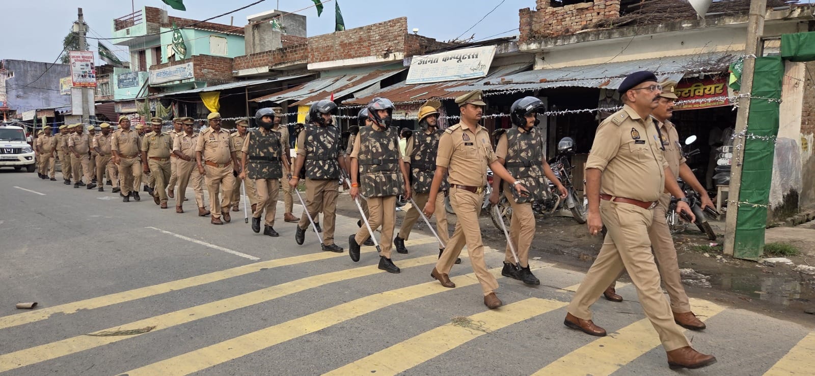 लक्ष्मणनगर में पैदल गश्त करते एएसपी।-