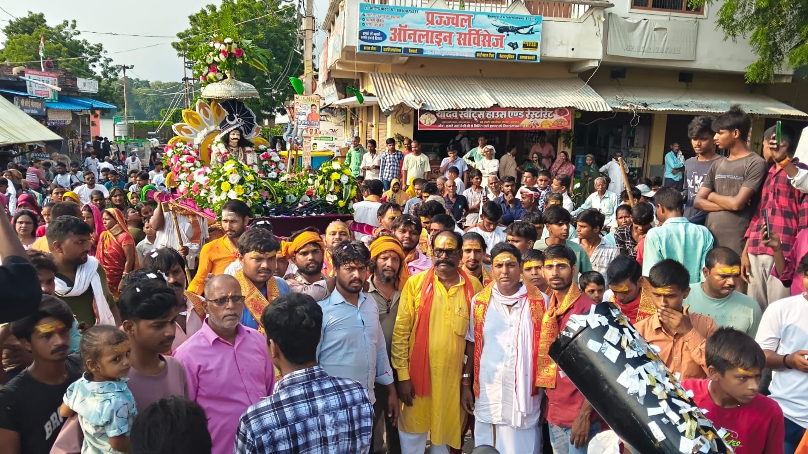 लखरॉव पोखरा स्थित श्री महादेव घाट मंदिर से बाबा महादेव की निकाली गई पालकी शोभायात्रा में शामिल 
