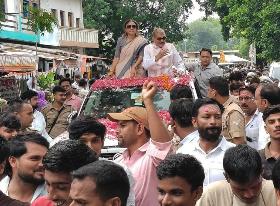 लालगंज में सांसद व विधायक के स्वागत के दौरान जुटी भीड़। मीडिया प्रभारी