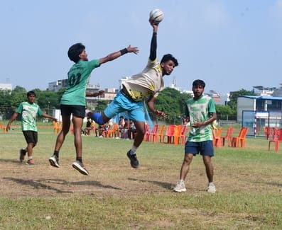 The teams from Jhansi, Basti, and Aligarh appeared helpless against Kashi's 'double-wing attack'.