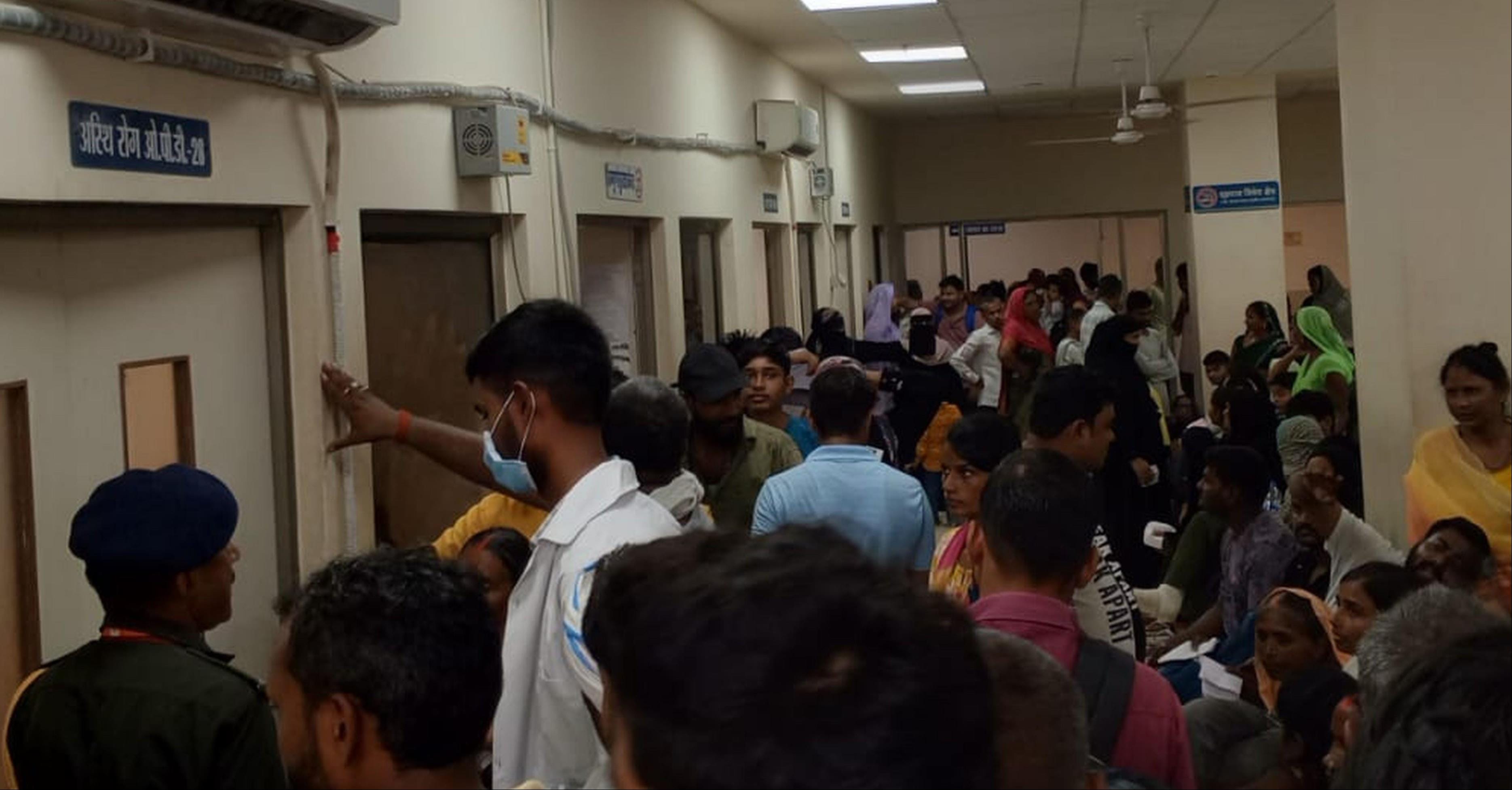  मेडिकल कॉलेज की ओपीडी में लगी मरीजों व तीमारदारों की भीड़। -संवाद