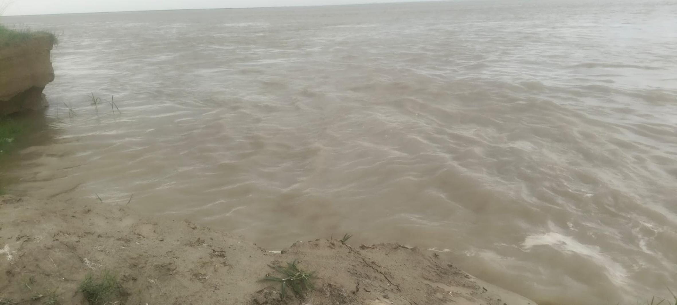 महसी के चुरवलिया गांव में सरयू नदी का बढ़ा जलस्तर। 