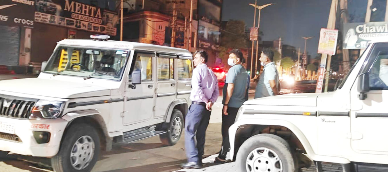 मौके पर मौजूद स्थानीय प्रशासन के लोग। संवाद