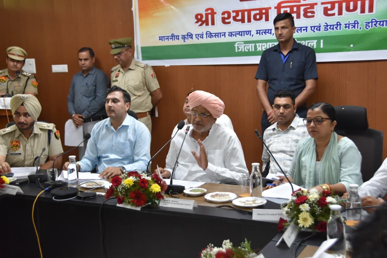 मामले की सुनवाई करते कृषि मंत्री श्याम सिंह राणा। संवाद