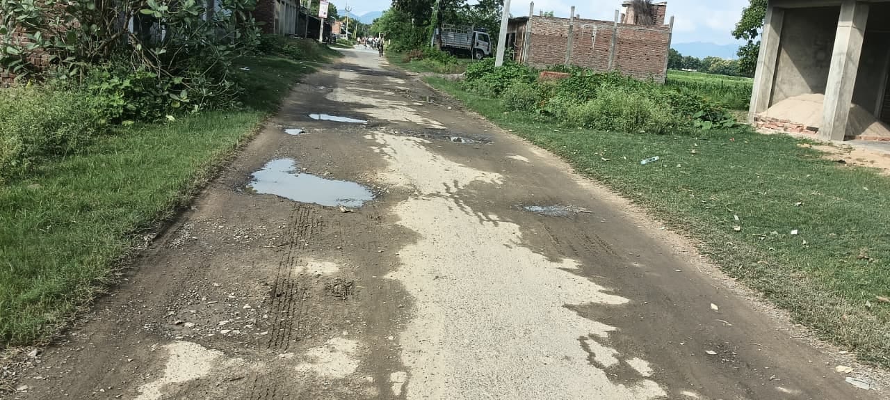  मार्ग पर बना गड्ढा