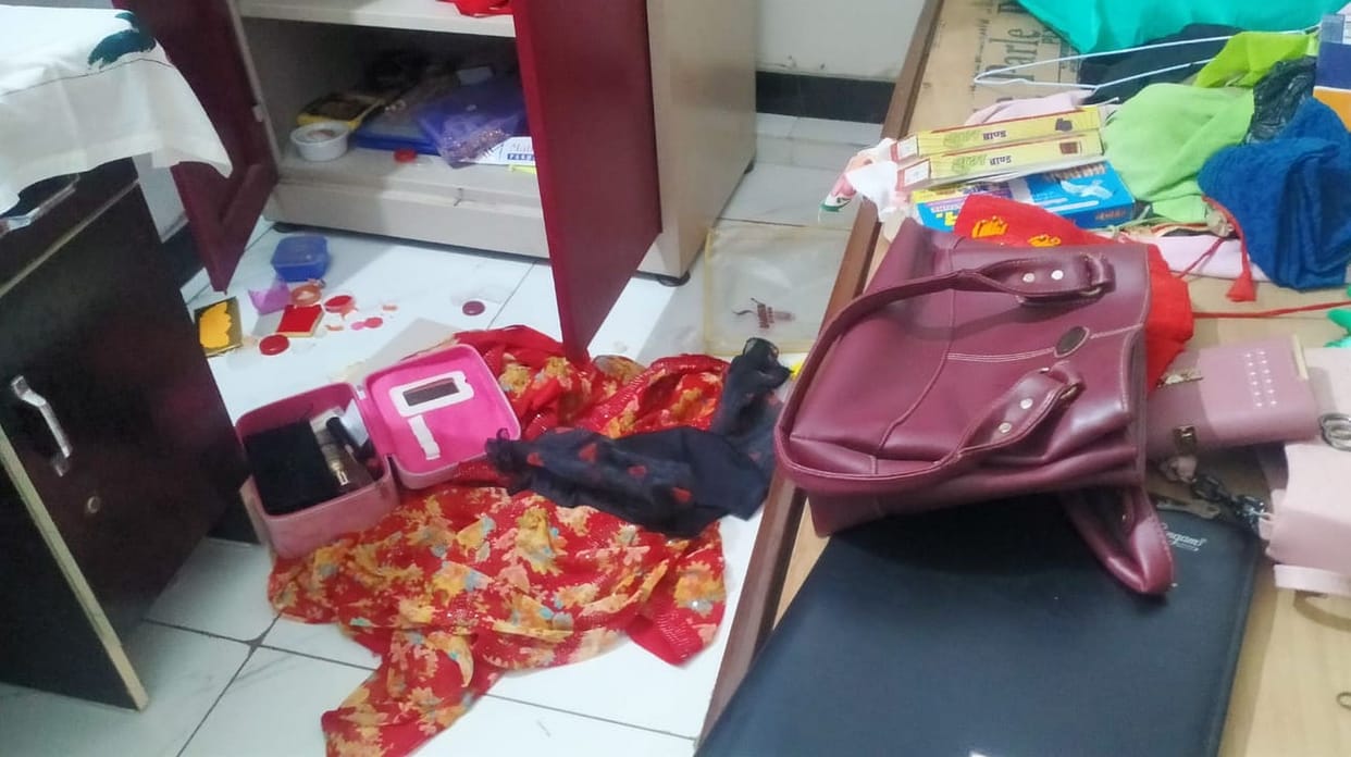 House lock broken; jewelry worth lakhs stolen.
