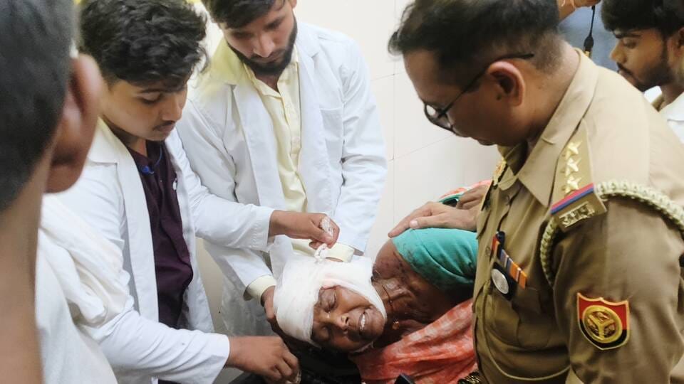 मृतक के पारिवारिजनो से बातचीत करती पूर्व एमएलसी लीलावती कुशवाहा राम लगन मौर्य