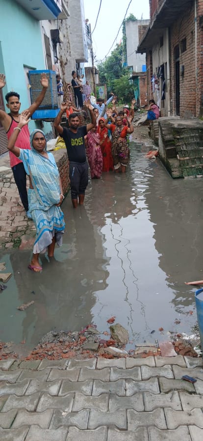 नगला माली में प्रदर्शन करते लोग।
