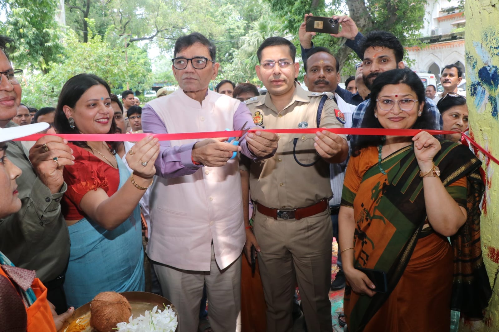 नगर पालिका परिसर में कैंटीन का उद्घाटन करते डीएम व एसपी। स्रोत विभाग।