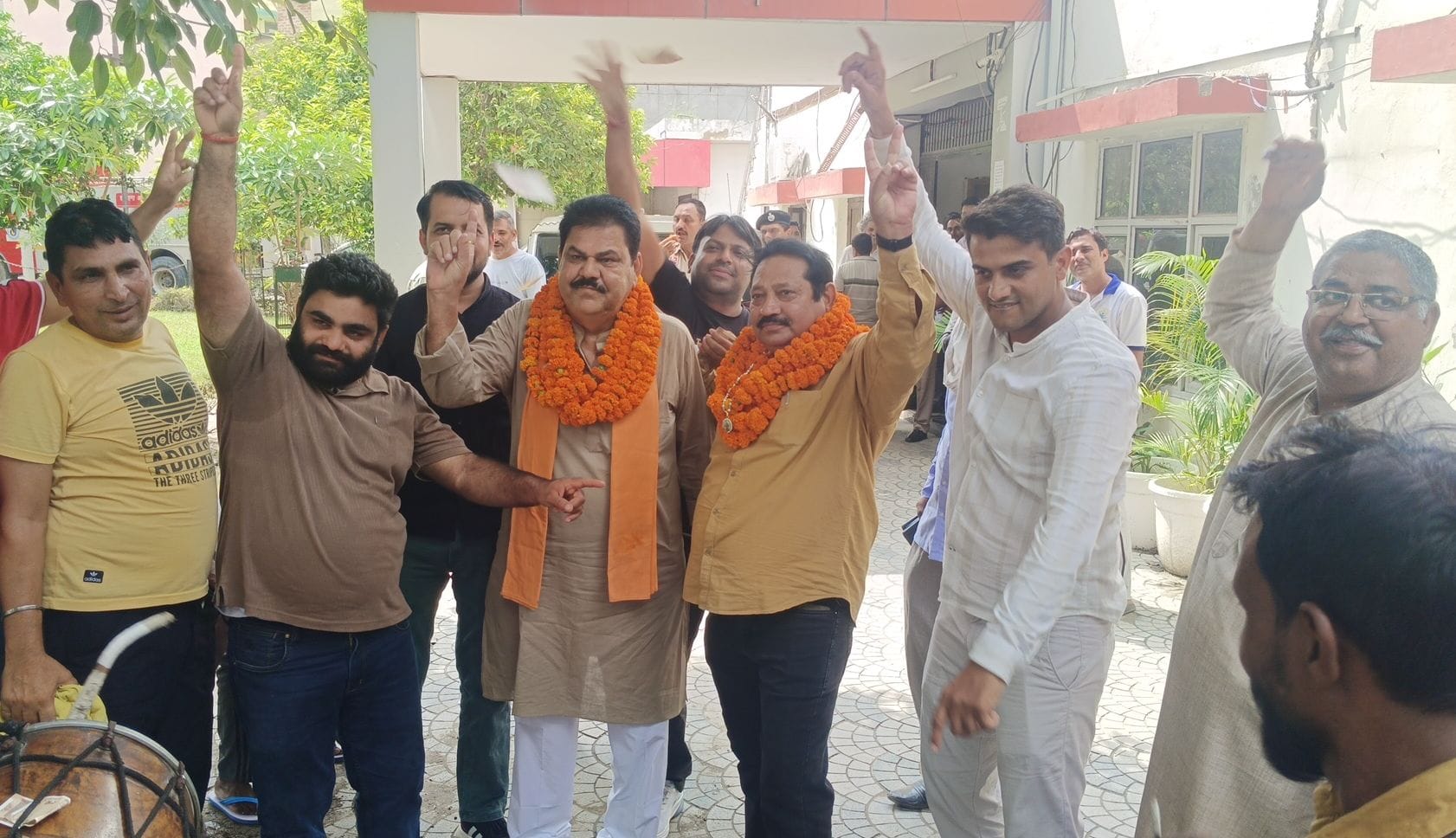 नगरपालिका के नए उपाध्यक्ष नरेश वर्मा के साथ खुशी बनाते अध्यक्ष अरुण त्यागी व पार्षद। सवांद