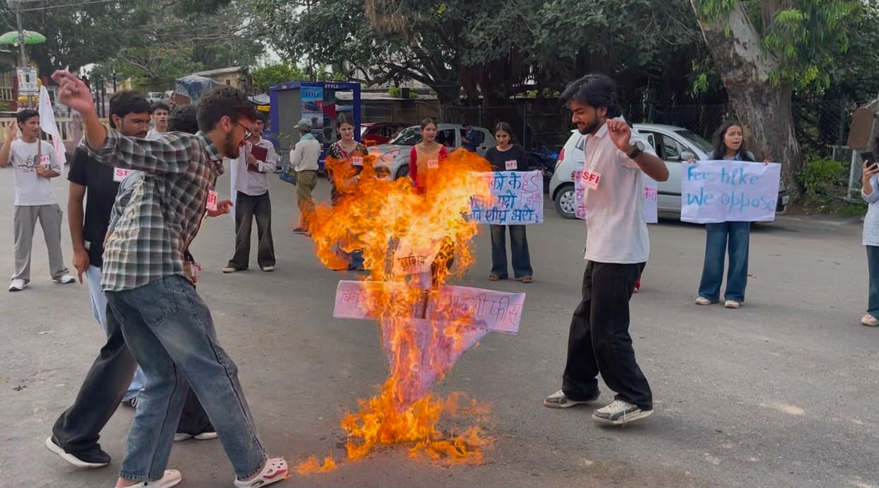 Protest against fee hike; effigies of the government and the Vice-Chancellor burned.