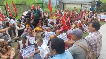 निरमंड एसडीएम कार्यालय के बाहर विरोध प्रदर्शन करते रामपुर परियोजना प्रभावित। स्रोत : सीटू