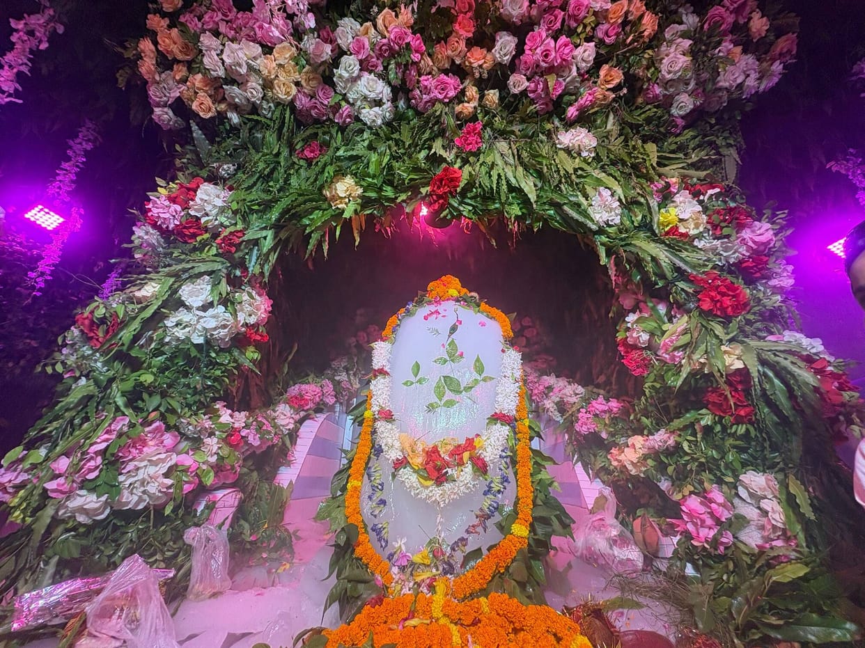 People arrived to see the tableau of Baba Barfani created from blocks of ice