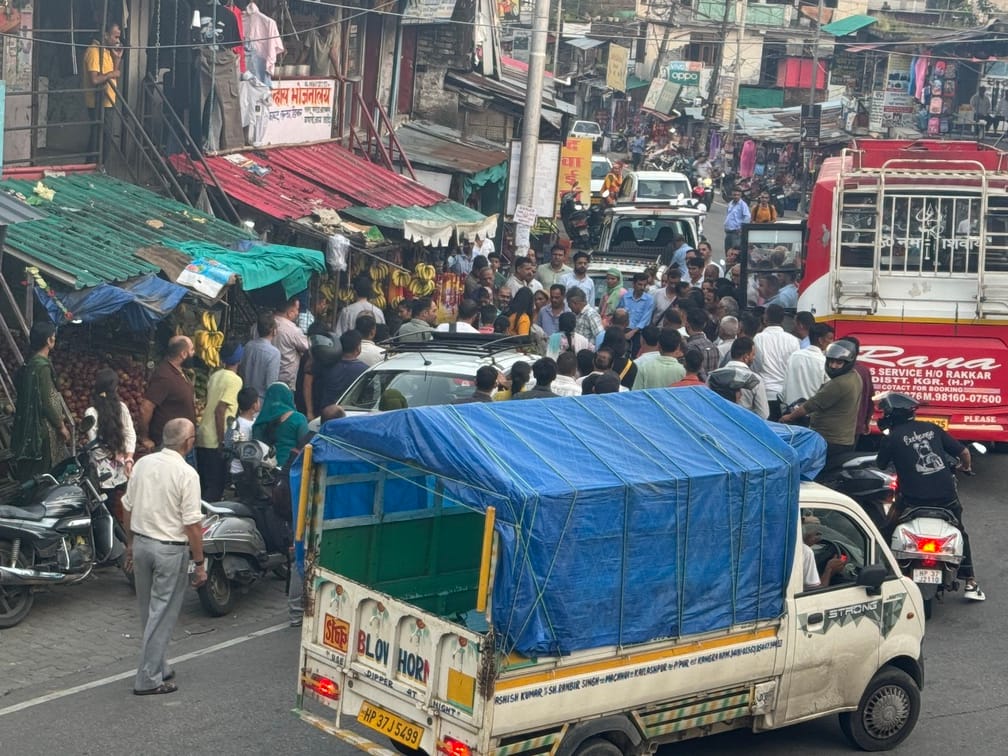 Kangra News: बस से उतरते ही युवती ने छेड़छाड़ का आरोप लगा पीट दिया अधेड़
