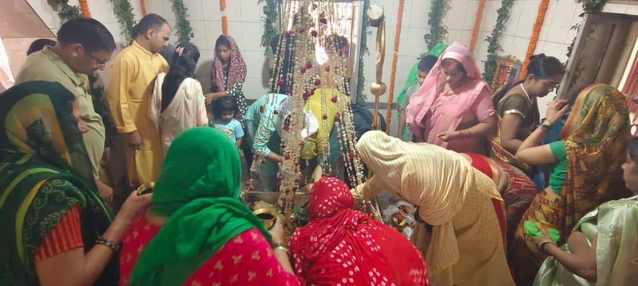 Kanwariyas reached the Shiva temple chanting "Bam-Bam" and performed Rudrabhishek.