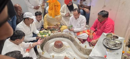 पिहोवा। संगमेश्वर महादेव मंदिर अरुणाय में पूजा-अर्चना करते सार्वजनिक उपक्रम ब्यूरो के चेयरमैन म