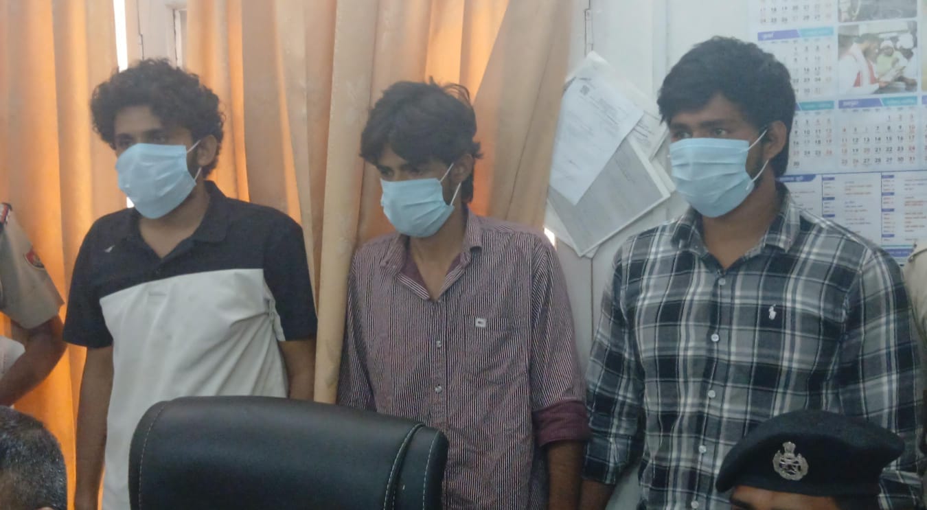 पकड़े गए आरोपी मंजीत, पवित्र व गौरव उर्फ गुल्लू। संवाद