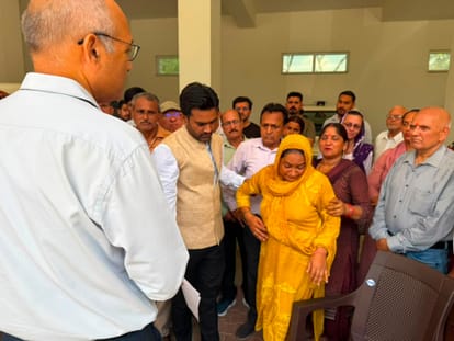 पुलिस अधीक्षक कार्यालय में एसपी से मुलाकात करते लापता युवकों के परिजन, डॉ. सुकृत सागर व अन्य ग्