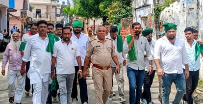 पुलिस की मौजूदगी में सीओ से मिलने जाते भाकियू संघर्ष मोर्चा के जिलाध्यक्ष कार्यकर्ताओं के साथ त