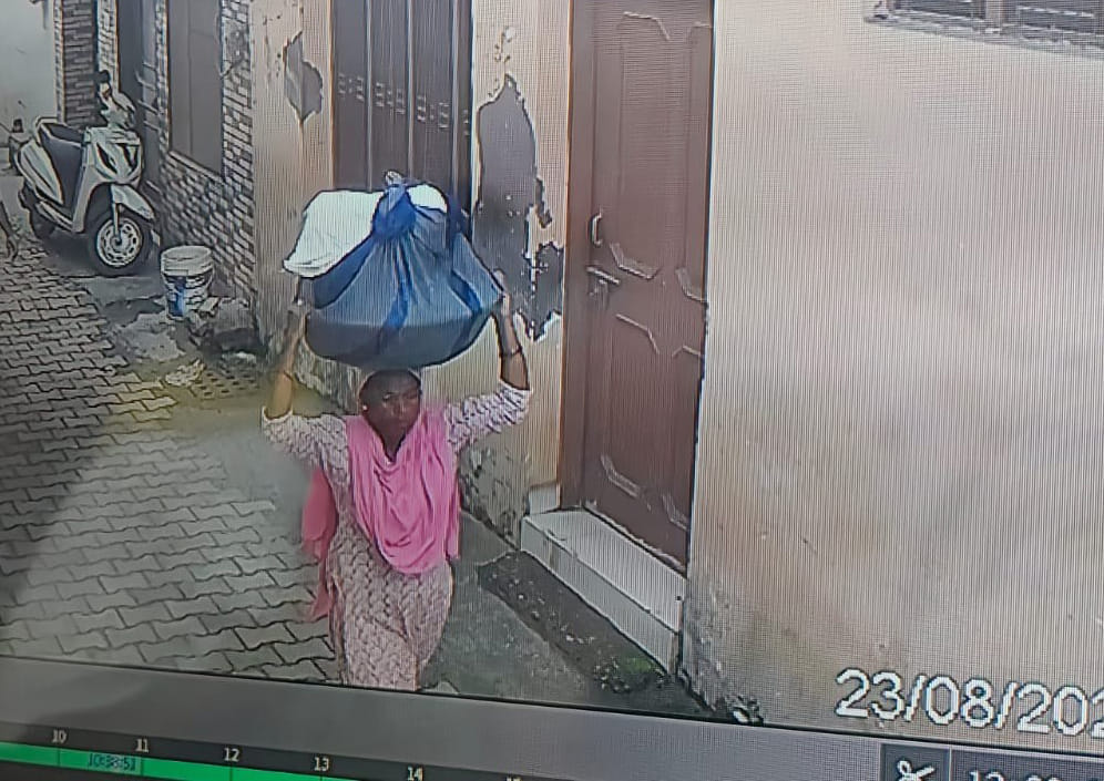 पुलिस को दी गई आरोपी महिला की सीसीटीवी फुटेज। शिकायतकर्ता
