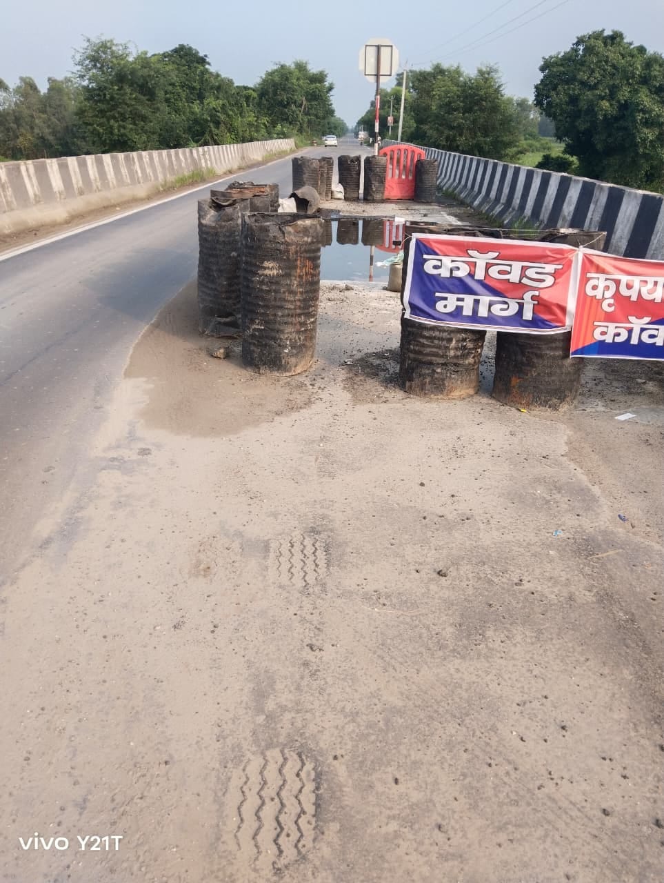 पूरनपुर क्षेत्र में असम हाईवे पर नदी पुल की मरम्मत के बाद रखे ड्रम हादसा को दे रहे दावत -संवाद