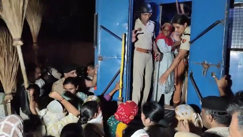 Garbage cleared in Ratia too; 28 sanitation workers protesting detained