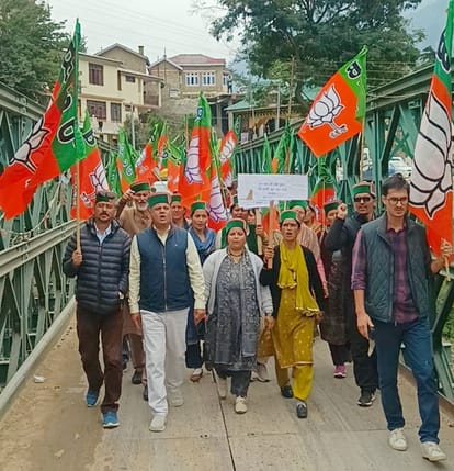प्रदेश सरकार के खिलाफ सांगला में आक्रोश रैली निकालते भाजपा कार्यकर्ता। संवाद