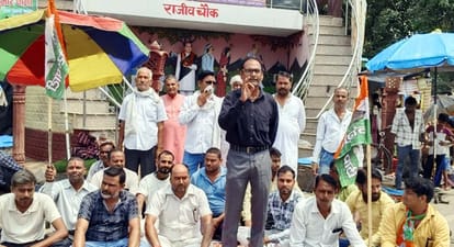 पुवायां में राजीव चौक पर धरना देते कांग्रेस कार्यकर्ता। संवाद
