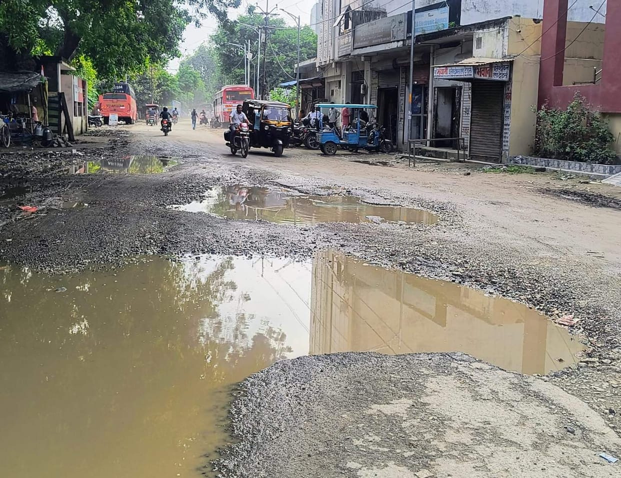 Lucknow-Paliya Highway: Road riddled with potholes again after repairs.