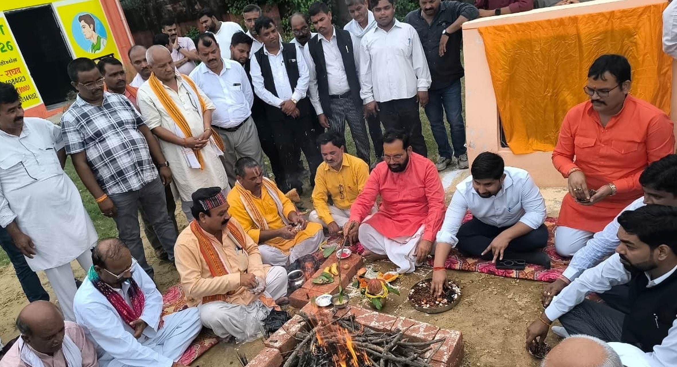 पयागपुर तहसील परिसर में अधिवक्ता संघ भवन का शिलान्यास करते विधायक। 