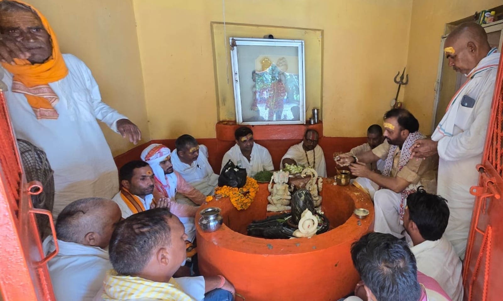 रघुनाथपुर बाण स्थित लंगड़ा महादेव आश्रम परिसर में स्थित शिव मंदिर में रूद्राविषेक करते विधायक ओ