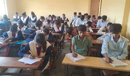  राजकीय हाई स्कूल हरिहरपुर में आयोजित निबंध प्रतियोगिता में प्रतिभाग करते विद्यार्थी। स्रोत: वि