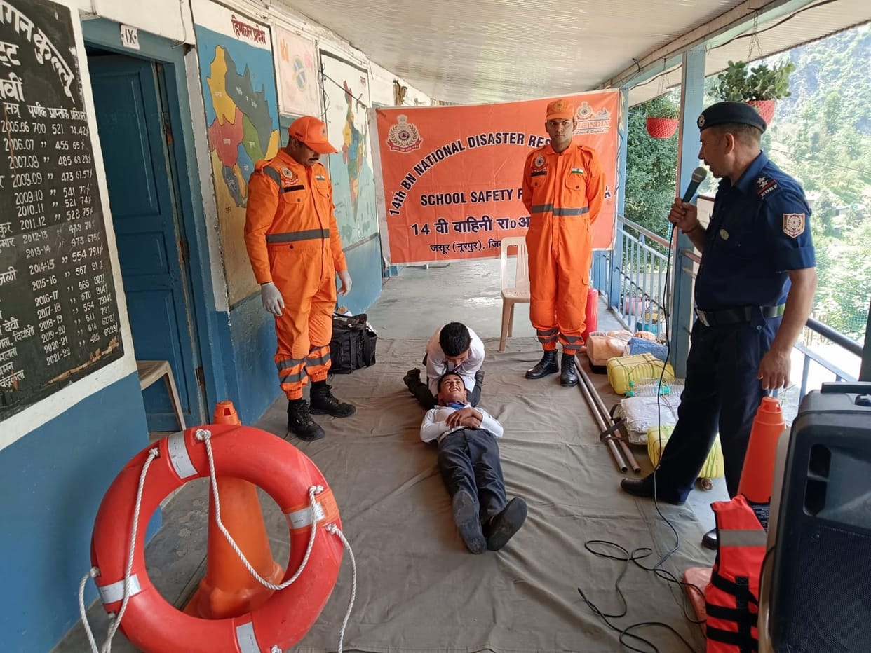 Students learned techniques for disaster rescue.