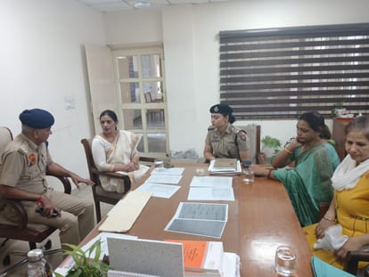 राज्य महिला आयोग की सदस्य सुमन चौधरी पुलिस अधिकारियों से बात करते हुए। विभाग