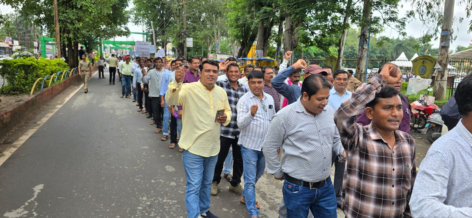 शिक्षकों ने निकाली विशाल रैली।